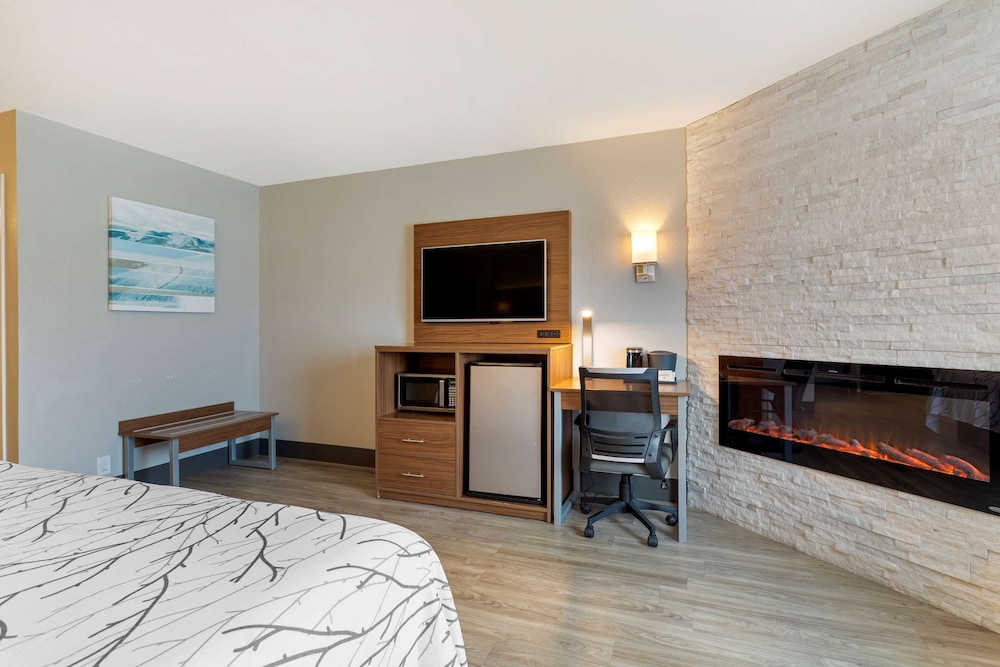 Suite, 1 King Bed, Non Smoking, Fireplace photo 3
