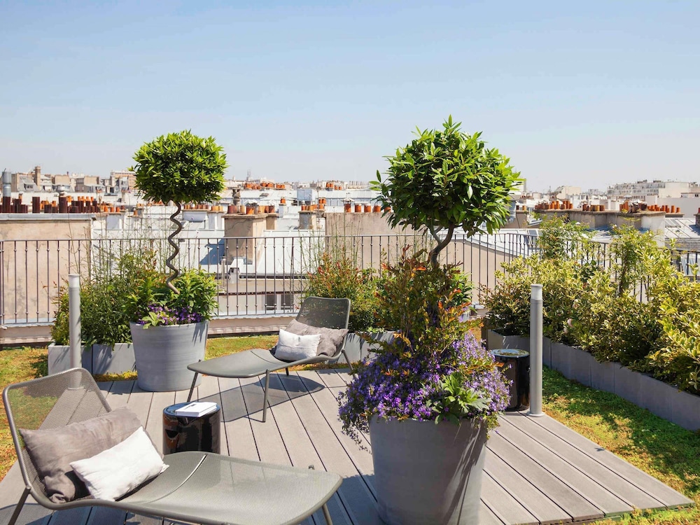 Deluxe Suite, 1 King Bed, Terrace thumbnail 6
