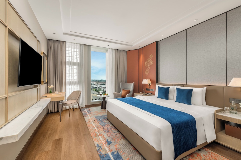 Luxury Room (Airport View)