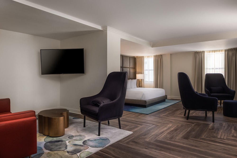 Suite, 1 King Bed - Photo 3
