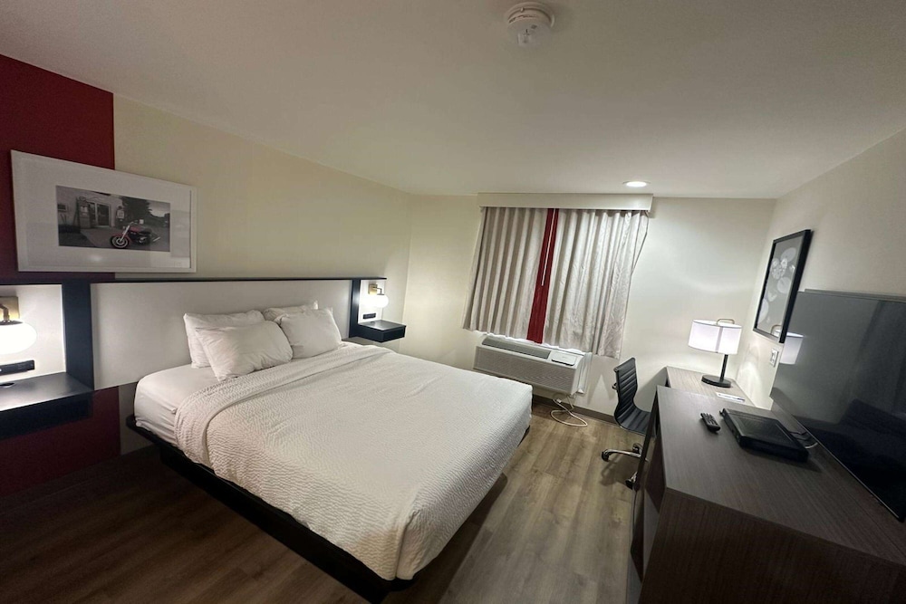 Room, 1 King Bed, Non Smoking (Shower Only) - Photo 1