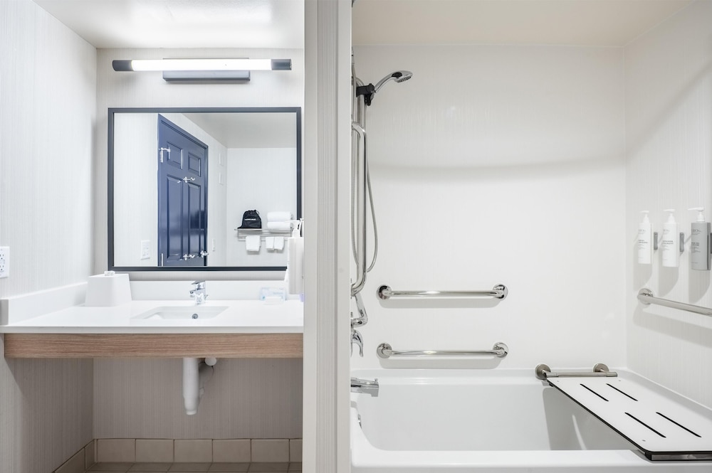 Room, Multiple Beds, Accessible (Mobility, Roll-In Shower) photo 2