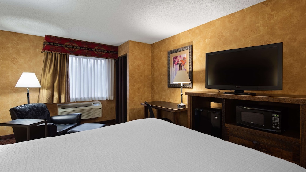 Standard Room, 1 King Bed, Non Smoking, Refrigerator & Microwave - Photo 1