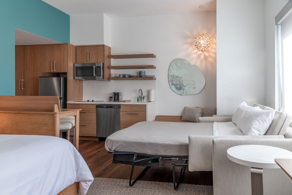 Studio, 1 King Bed with Sofa bed (Mobility/Hearing Accessible, Tub)