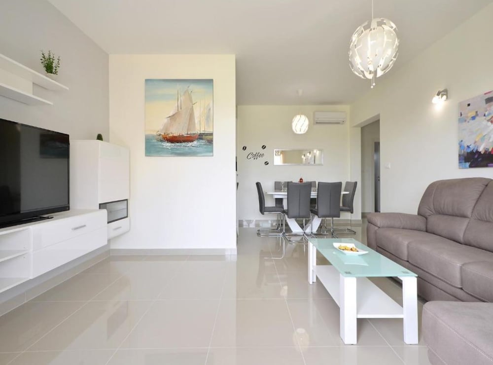 Apartment (Three Bedroom Apartment with Balcony) photo 2