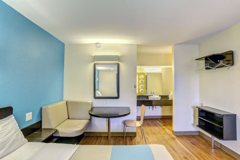 Deluxe Room, 1 Queen Bed, Smoking, Hot Tub photo 1