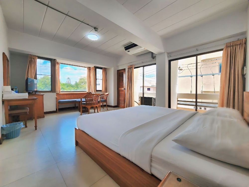 Grand Room, 1 King Bed photo 2