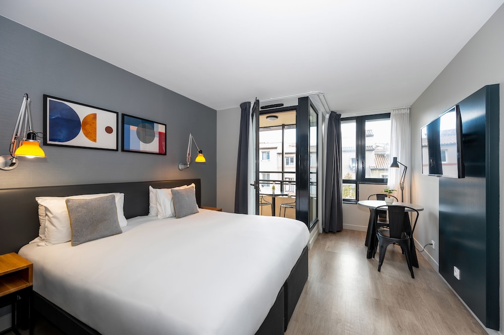 Studio Apartment with Balcony photo 3