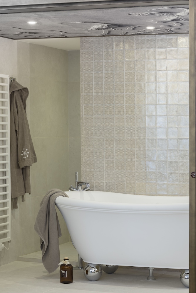 Honeymoon Suite with Spa access - Photo 8