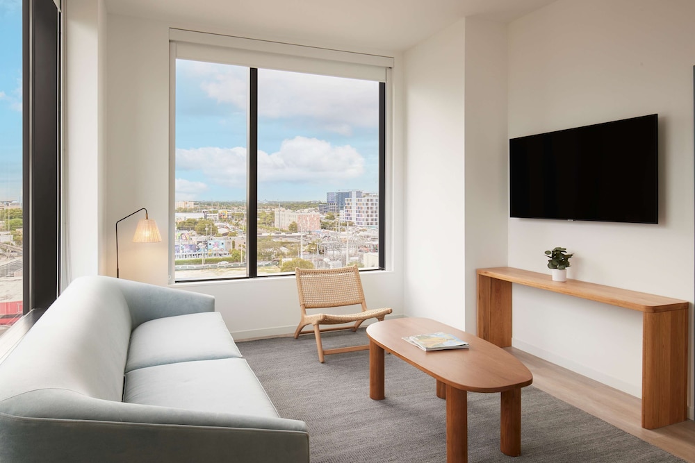 Suite (Arlo)