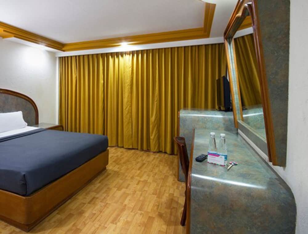 Standard Room, 1 King Bed, Non Smoking photo 2