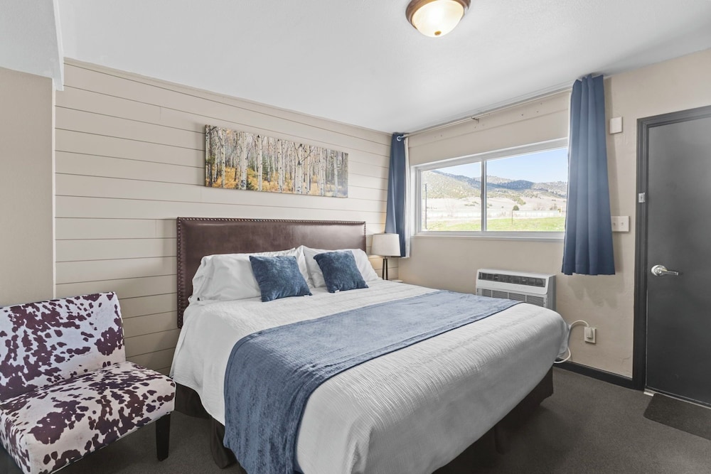 Deluxe Room, 1 King Bed, Sauna, Mountain View photo 1