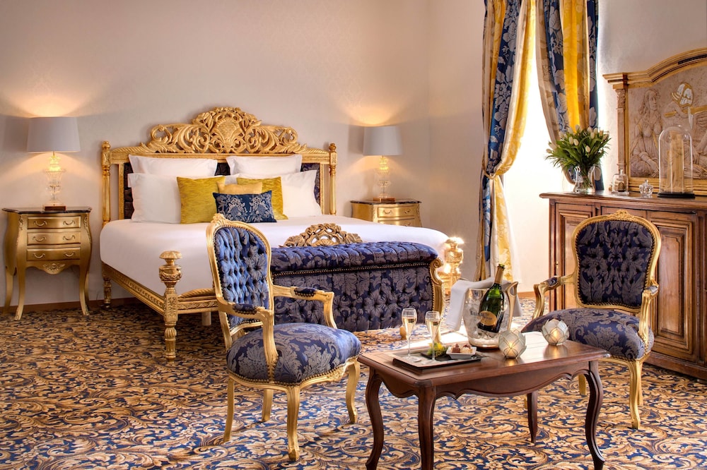 Junior Suite, 1 King Bed, Pool View