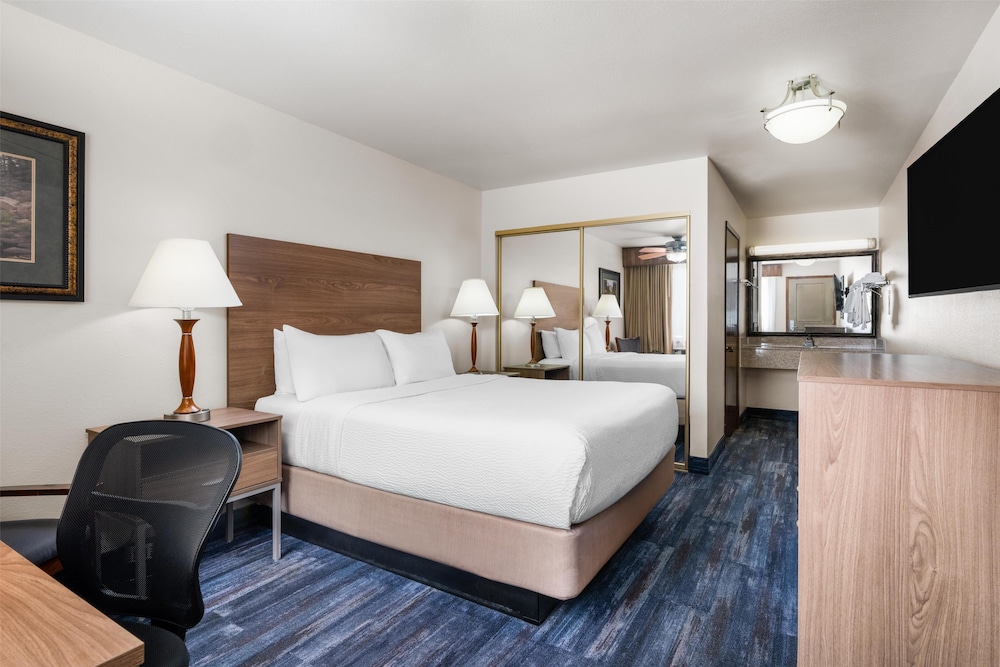 Standard Room, 1 Queen Bed, Accessible, Non Smoking photo 2