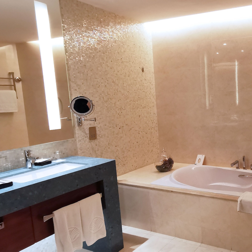 Room, 1 King Bed (Spacious Guest) - Photo 6