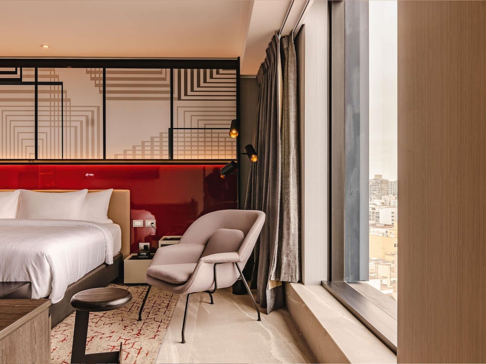 Executive Suite, 1 King Bed, Club Lounge Access - Photo 2