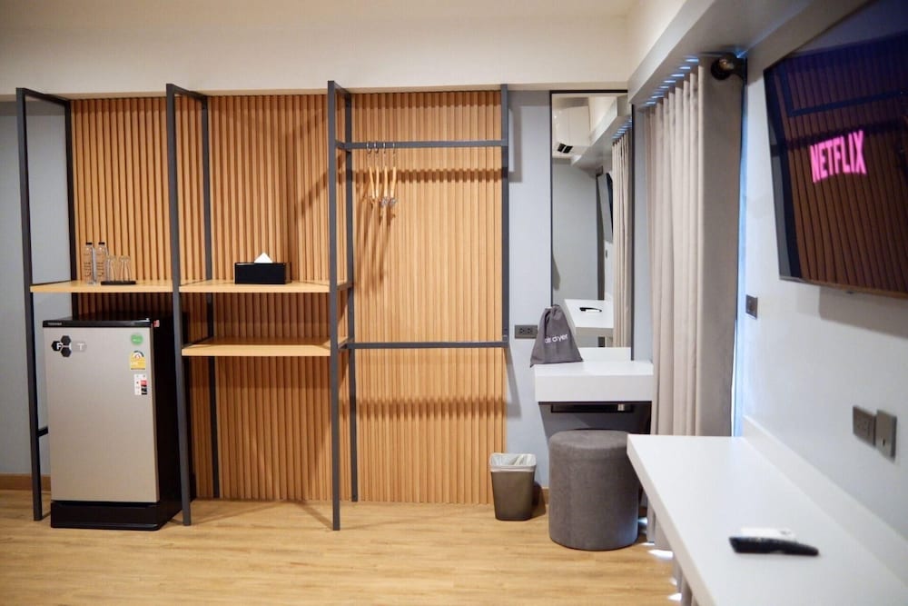 Standard Room, 1 King Bed photo 2