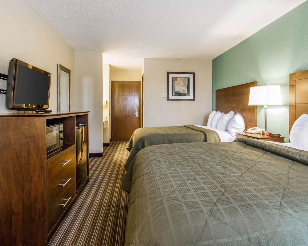 Standard Room, 2 Queen Beds, Non Smoking - Photo 6