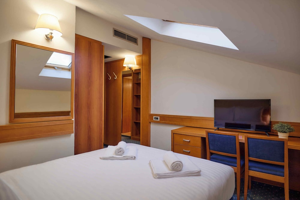 Economy Attic Room - Photo 5