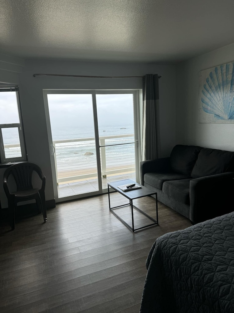 Deluxe Room, 1 King Bed, Fireplace, Oceanfront photo 2