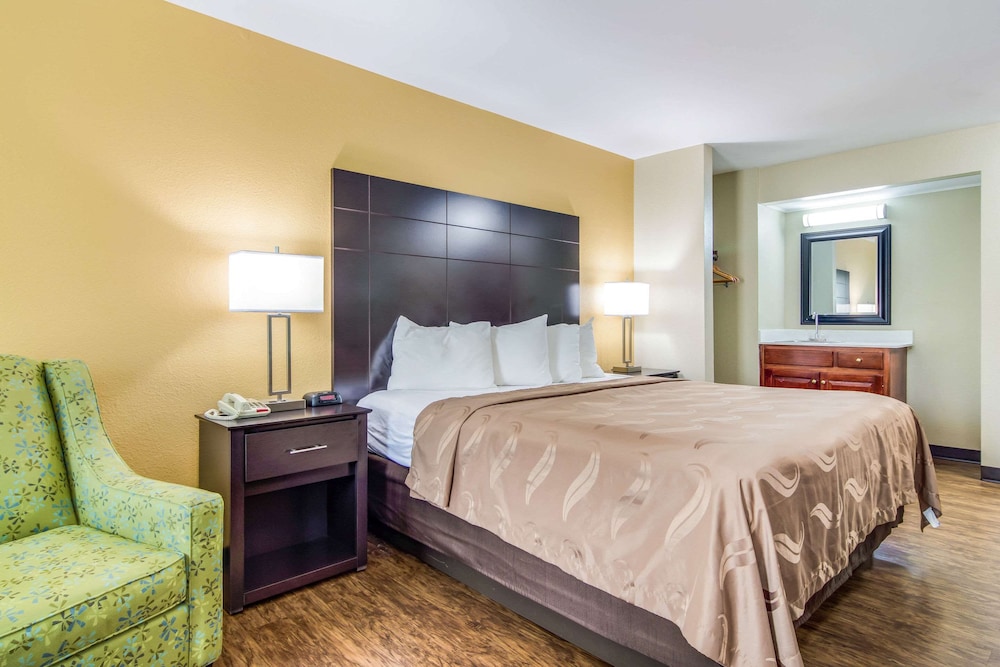 Suite, 1 King Bed, Jetted Tub - Photo 4
