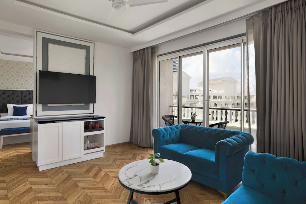 Suite, 1 King Bed, Balcony, Garden View