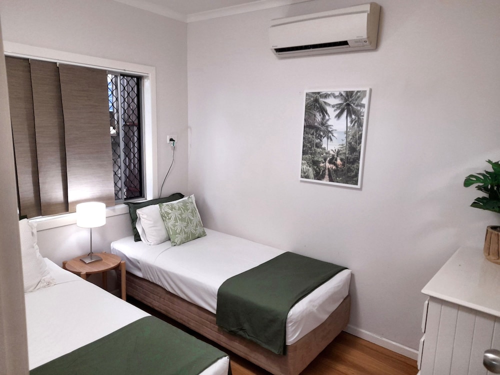 Apartment, 3 Bedrooms, Pool View photo 2