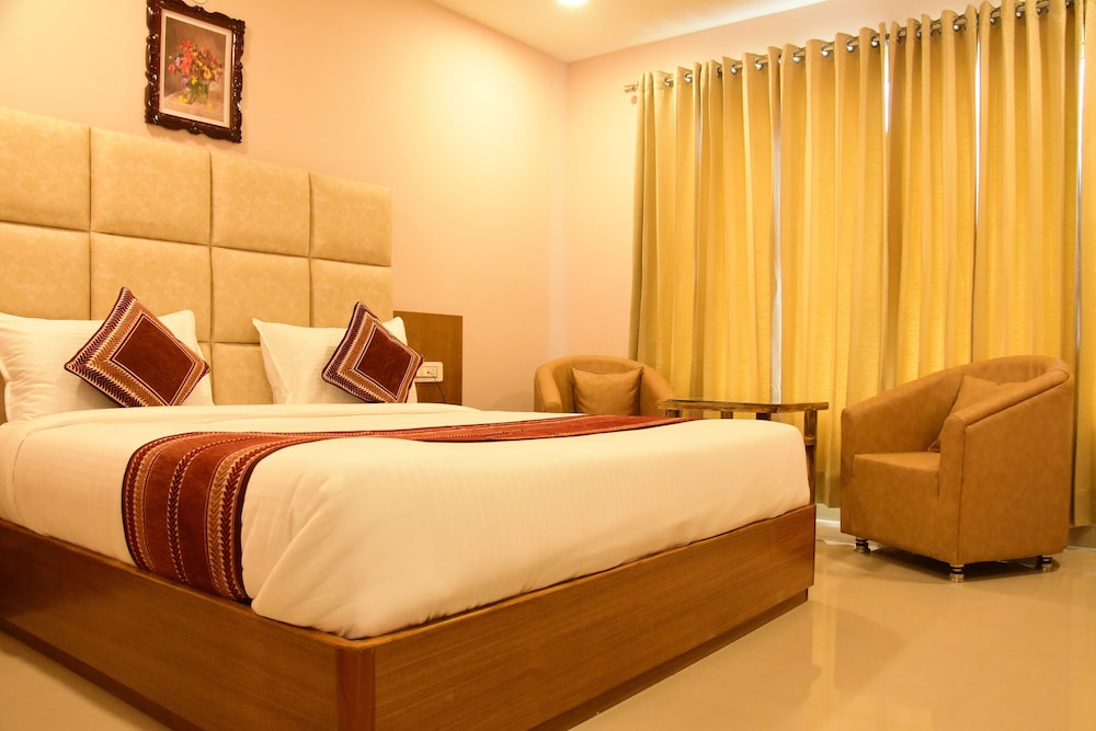 Executive Double Room, 1 King Bed (with Banganga / Helipad Drop) photo 2