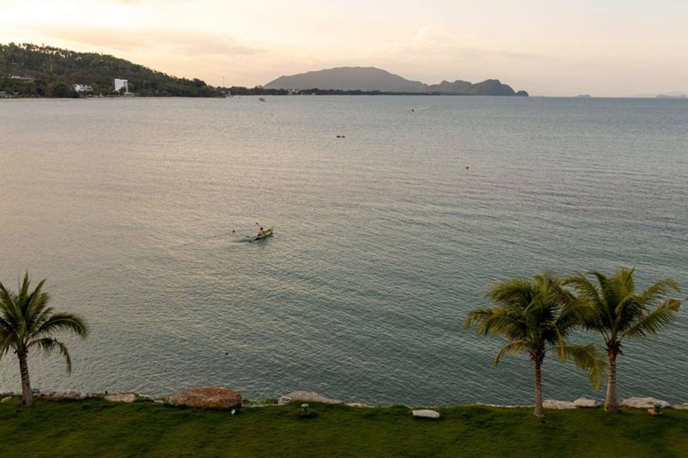 Superior Seaview - Photo 3