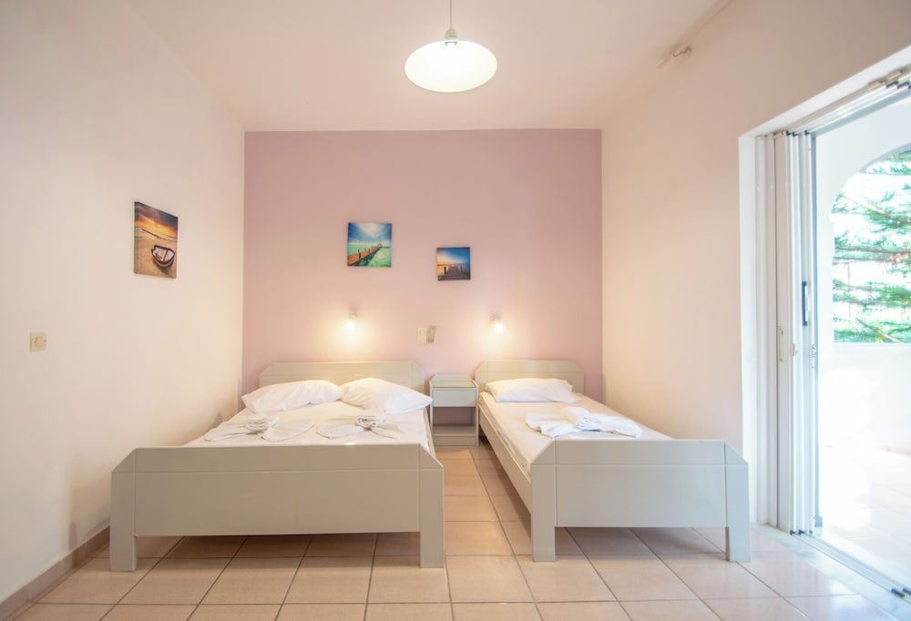 Basic Triple Room photo 3