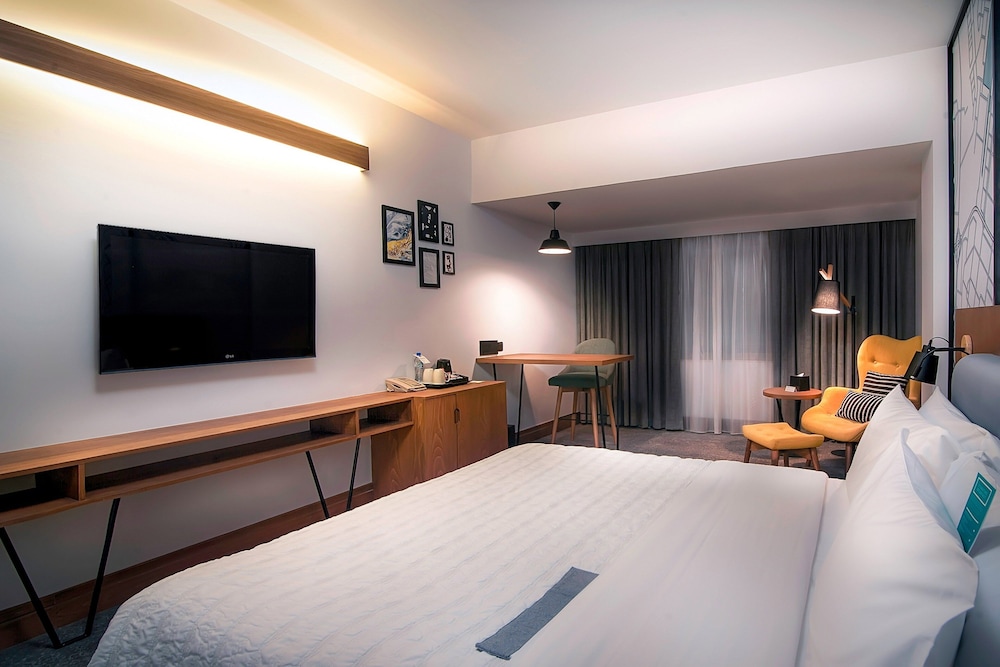 Deluxe Room, 1 King Bed, City View photo 2