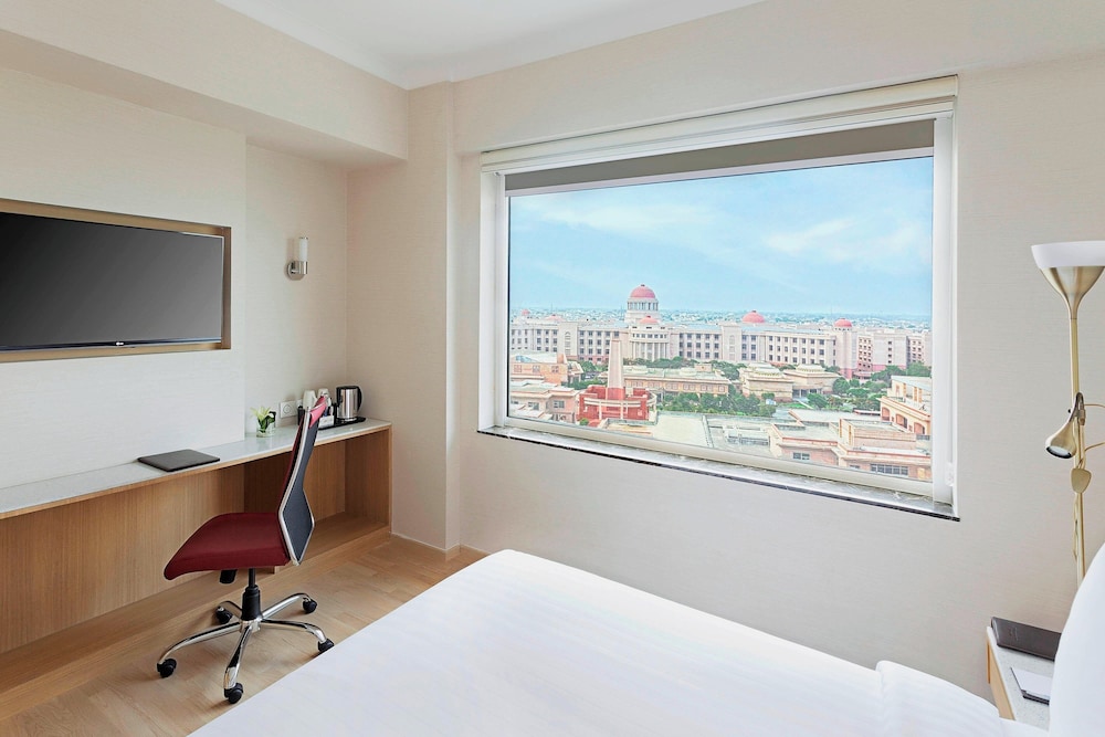 Suite, 1 Queen Bed, City View