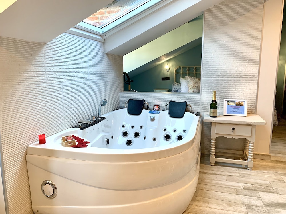 Suite, Hot Tub photo 3