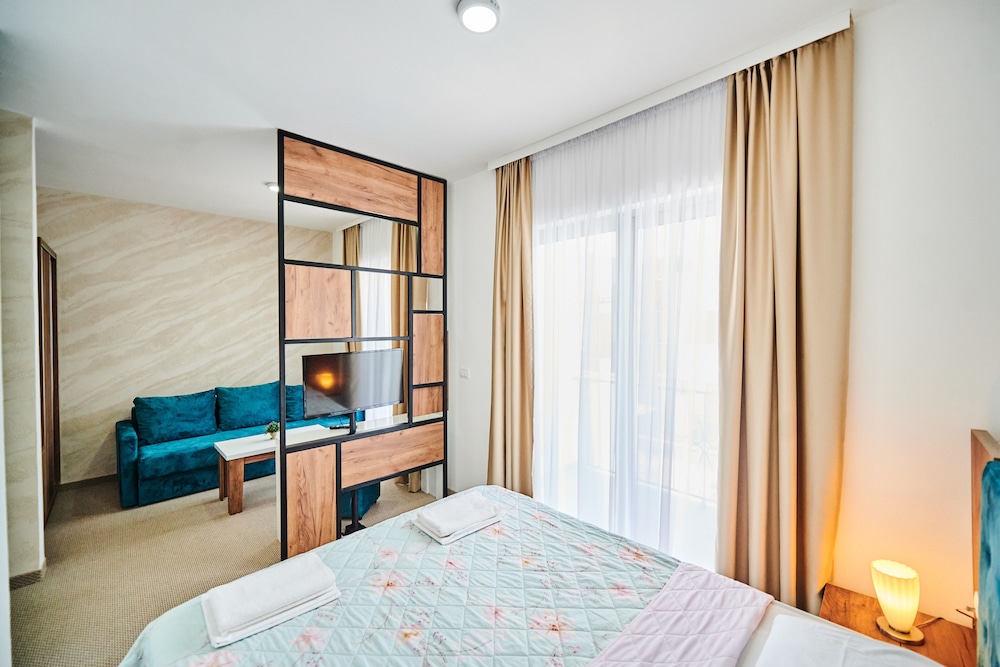 Suite, Pool View