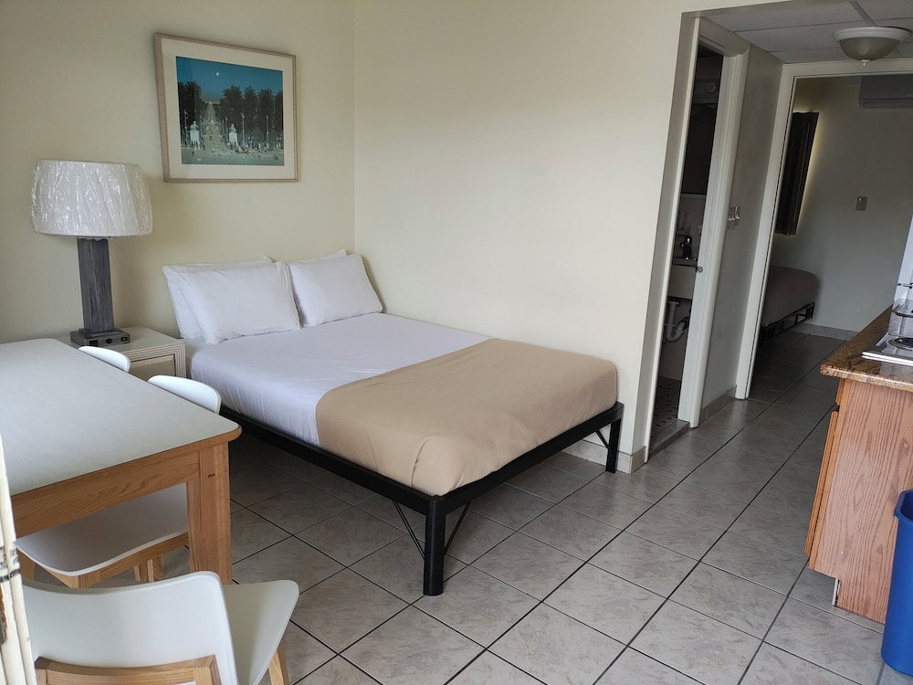 Deluxe Room, Pool View (Two Room Efficiency (Type 5)) photo 2