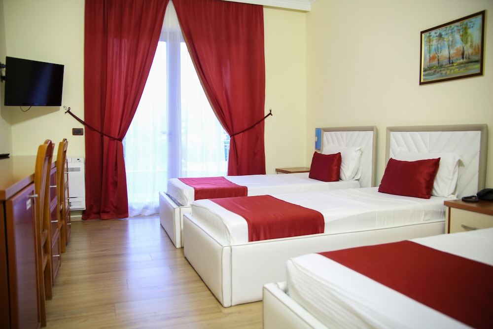 Basic Triple Room photo 2
