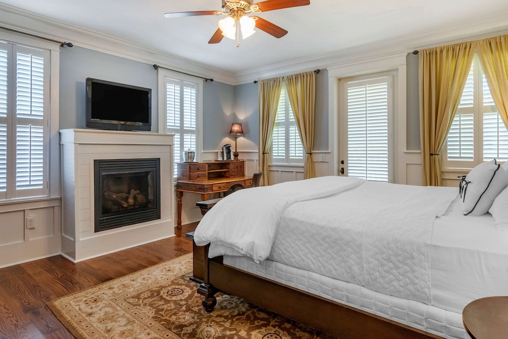 Standard Room, 1 King Bed, Non Smoking (Upgrade)