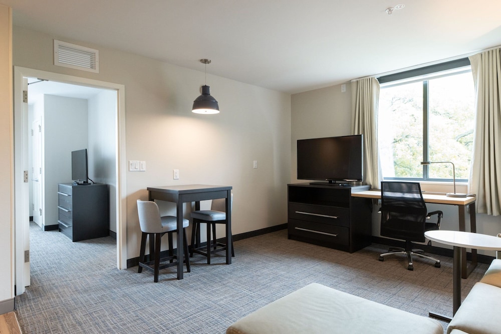 Suite, 1 Bedroom - Photo 2