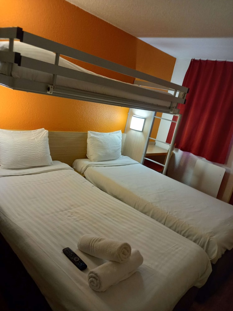 Standard Room, 3 Twin Beds - Photo 9