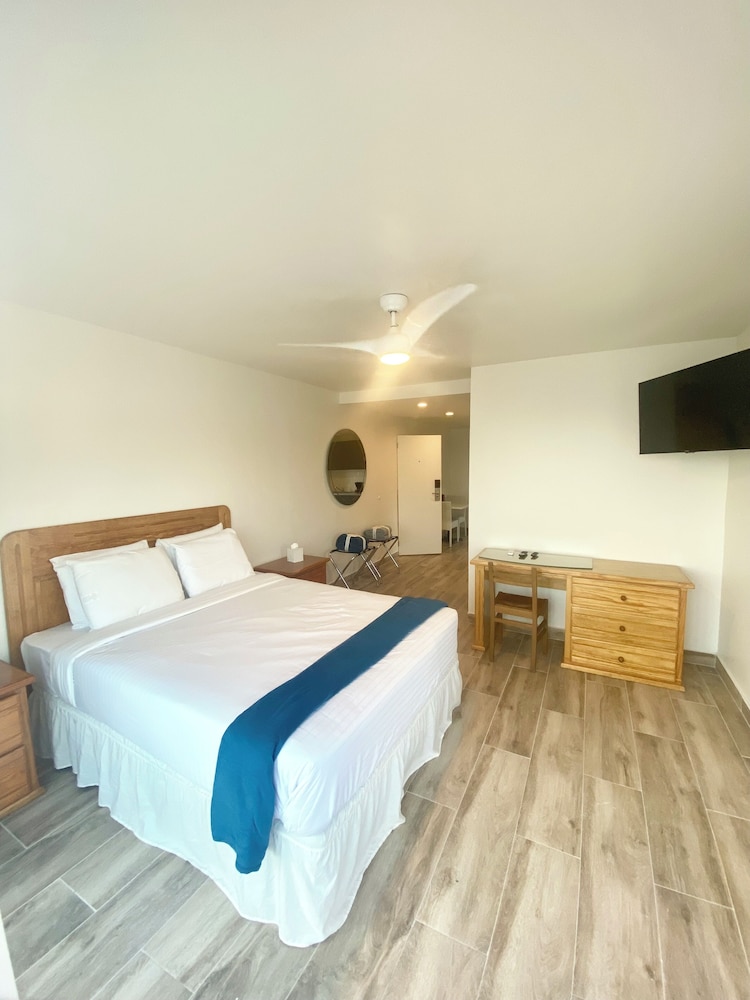 Studio Suite, 1 Queen Bed, Balcony, Sea View photo 1