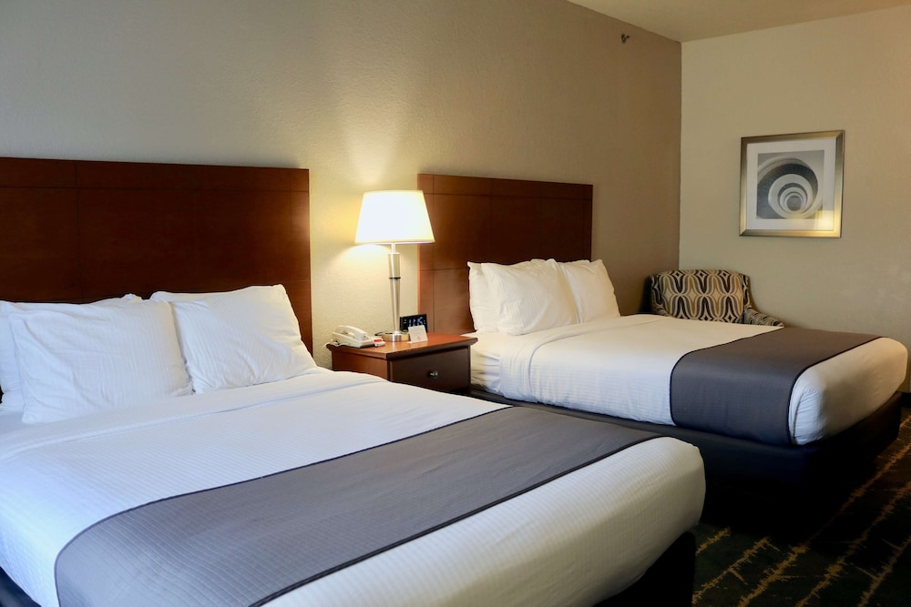 Standard Room, 2 Queen Beds, Non Smoking, Refrigerator & Microwave photo 1