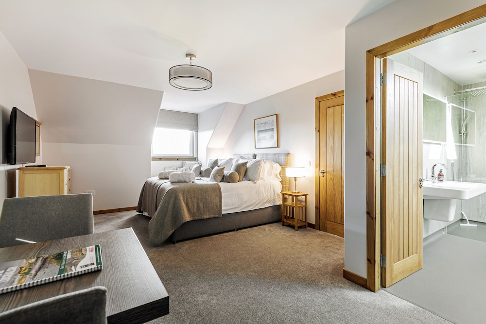 Suite, Lake View (South) photo 2