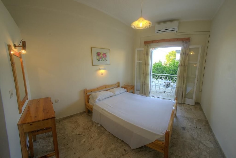 Economy Room, 2 Twin Beds, Patio, Ground Floor photo 2