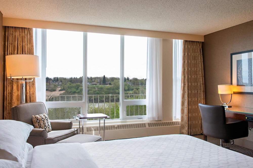 Deluxe Room, 1 King Bed, River View photo 1