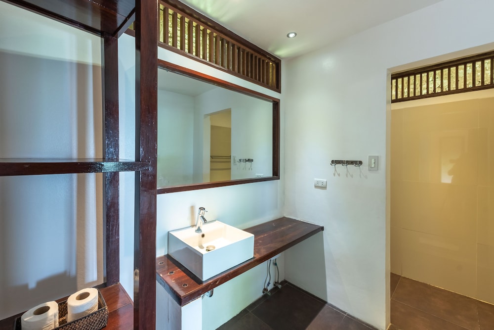 C10 Beach Front Bungalow (2nd Flr) photo 3