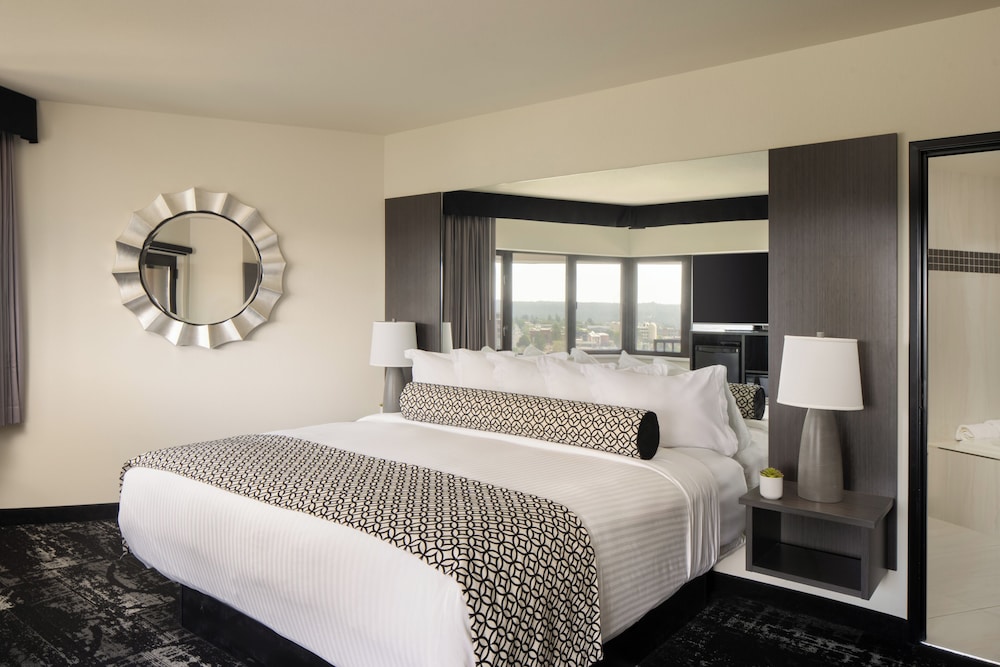 Premium Room, 1 King Bed - Photo 3