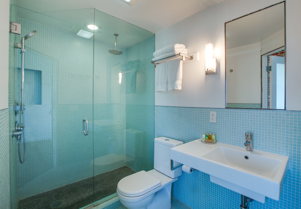 One Bedroom Suite With Beachfront Ocean View thumbnail 6