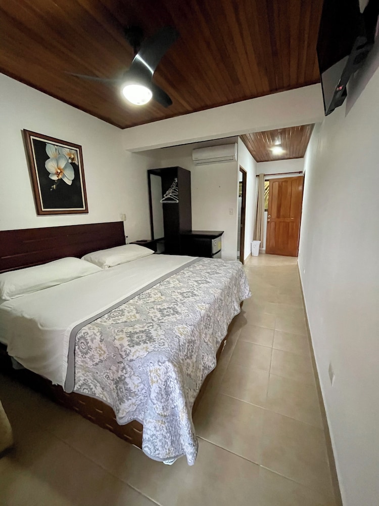 Standard Double Room, 1 King Bed, Partial Sea View photo 2