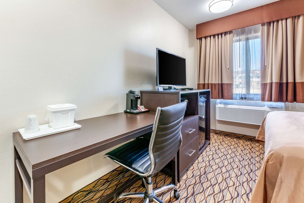 Suite, 1 Queen Bed, Non Smoking photo 3