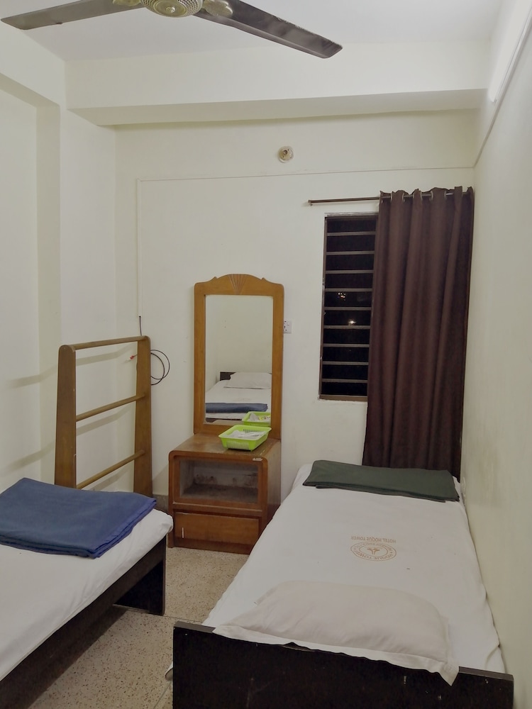 Economy Twin Room photo 2